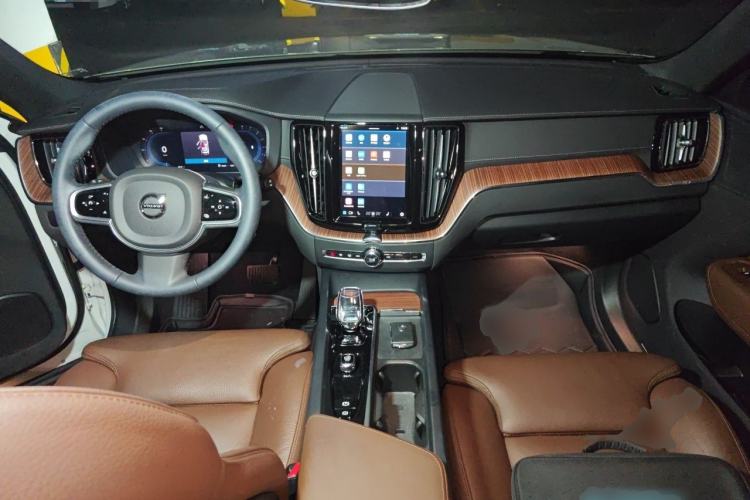 Used Volvo XC60 2025 B5 Four-Wheel Drive Smart & Advanced Luxury Edition Center Console