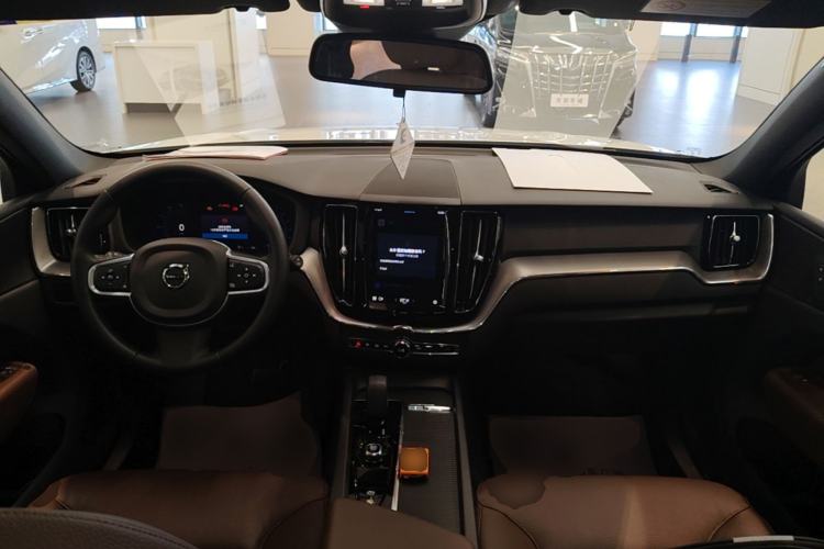 Used Volvo XC60 2025 B5 4x4 Smart Luxury Edition Center Console