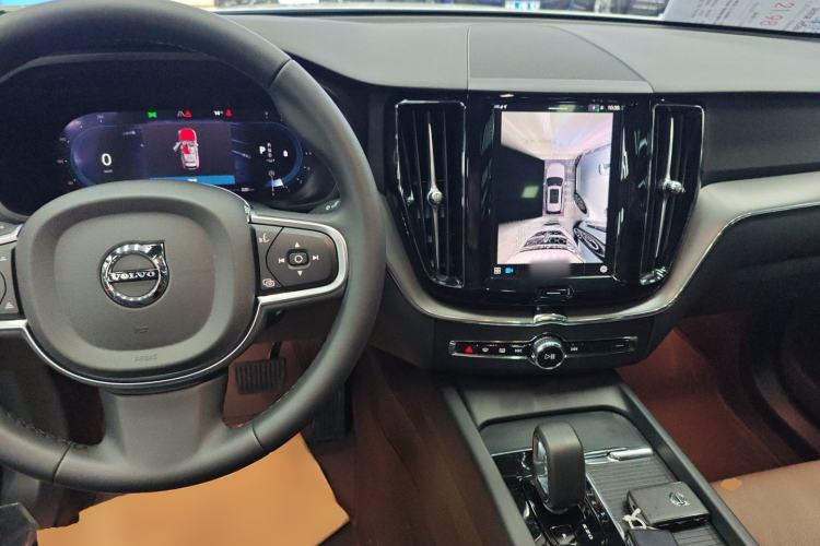 Used Volvo XC60 2025 B5 4x4 Smart Luxury Edition Center Console