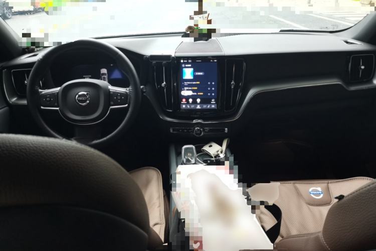 Used Volvo XC60 2025 B5 4x4 Smart Luxury Edition Center Console