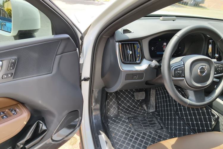 Used Volvo XC60 2025 B5 4x4 Smart Luxury Edition Driver Seat