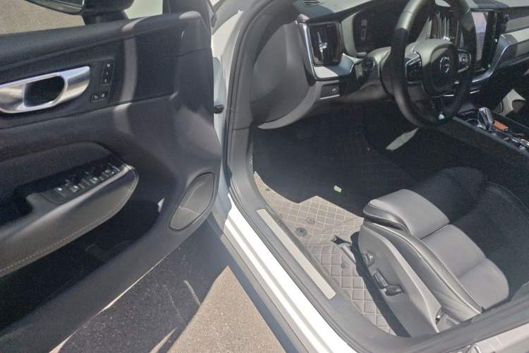 Used Volvo XC60 2025 B5 4x4 Smart & Advanced Sport Edition Driver Seat