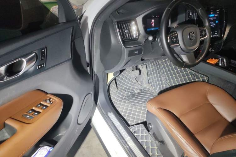 Used Volvo XC60 2025 B5 4x4 Smart Luxury Edition Driver Seat