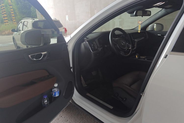 Used Volvo XC60 2025 B5 4x4 Smart Luxury Edition Driver Seat