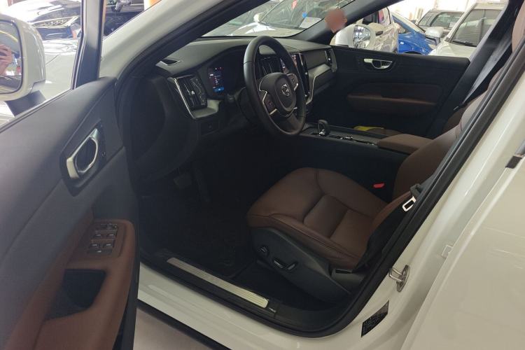 Used Volvo XC60 2025 B5 4x4 Smart Luxury Edition Driver Seat