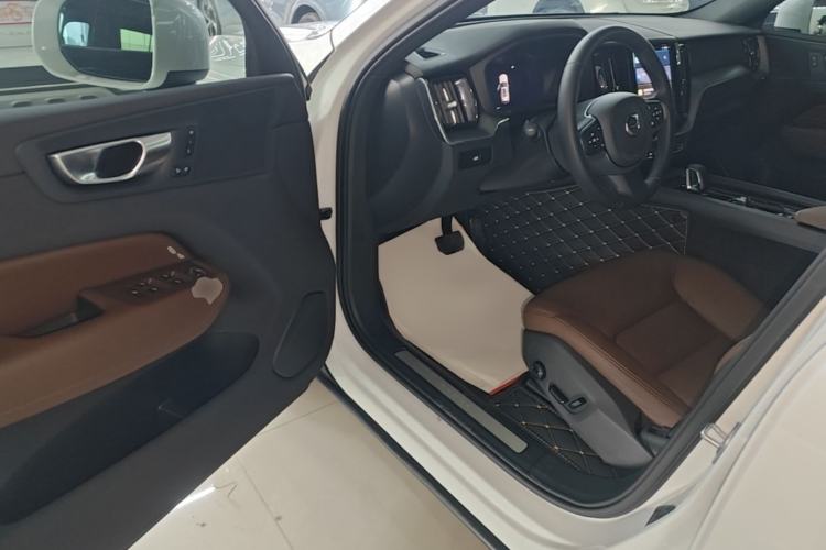 Used Volvo XC60 2025 B5 4x4 Smart Luxury Edition Driver Seat