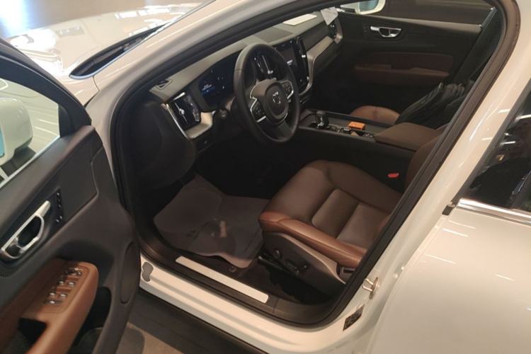 Used Volvo XC60 2025 B5 4x4 Smart Luxury Edition Driver Seat