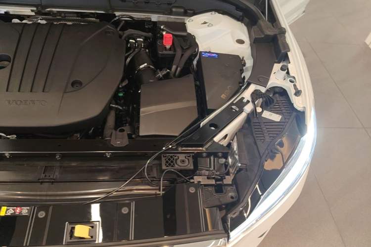 Used Volvo XC60 2025 B5 4x4 Smart Luxury Edition Engine Bay Left