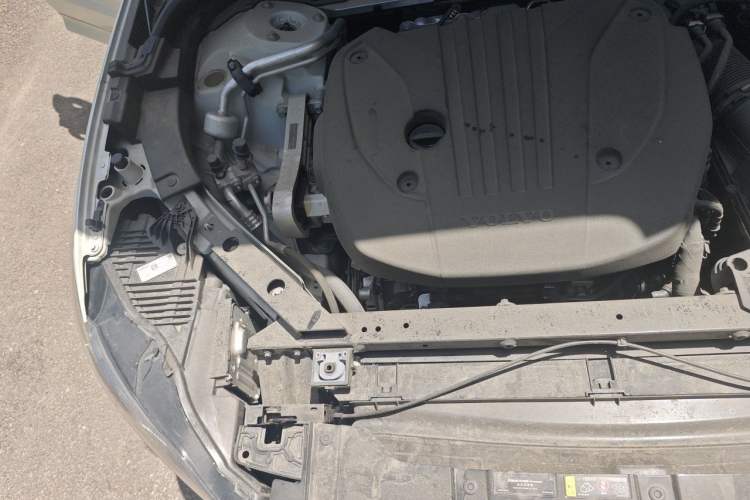 Used Volvo XC60 2025 B5 4x4 Smart & Advanced Sport Edition Engine Bay Right