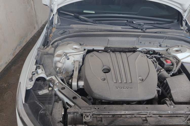 Used Volvo XC60 2025 B5 4x4 Smart Luxury Edition Engine Bay Right