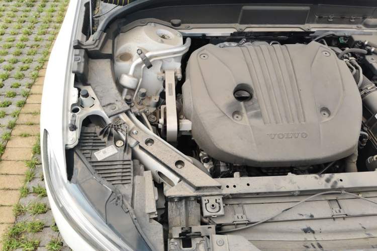 Used Volvo XC60 2025 B5 4x4 Smart Luxury Edition Engine Bay Right