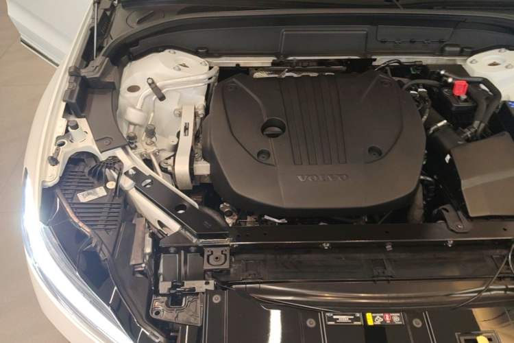 Used Volvo XC60 2025 B5 4x4 Smart Luxury Edition Engine Bay Right