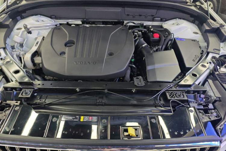 Used Volvo XC60 2025 B5 4x4 Smart Luxury Edition Engine Bay