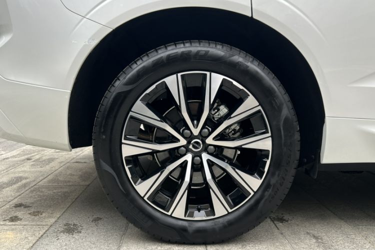 Used Volvo XC60 2025 B5 Four-Wheel Drive Smart & Advanced Luxury Edition Exterior 9