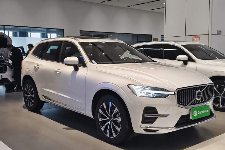 Used Volvo XC60 2025 B5 Four-Wheel Drive Smart & Advanced Luxury Edition Front Right 45 Deg