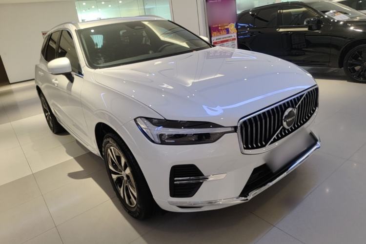 Used Volvo XC60 2025 B5 4x4 Smart Luxury Edition Front Right 45 Deg
