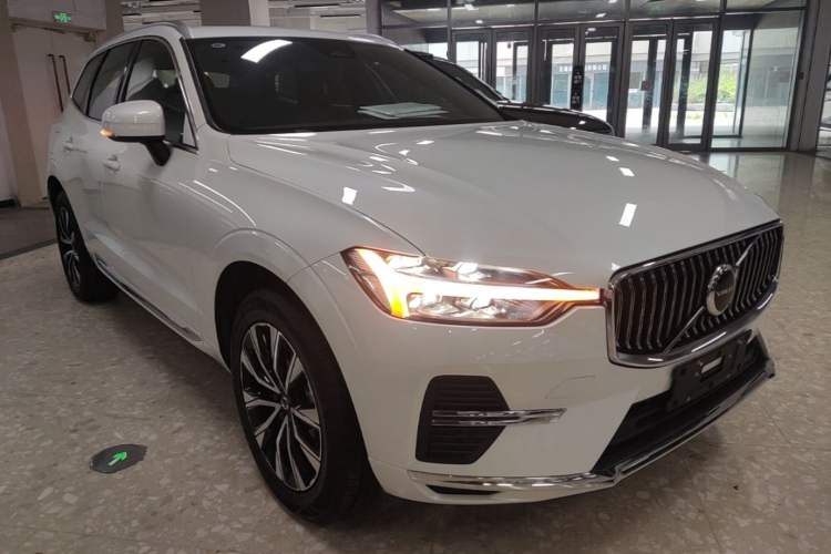 Used Volvo XC60 2025 B5 Four-Wheel Drive Smart & Advanced Luxury Edition Front Right 45 Deg