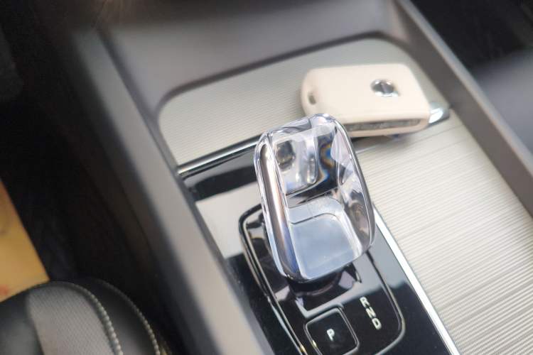Used Volvo XC60 2025 B5 4x4 Smart & Advanced Sport Edition Gear Lever