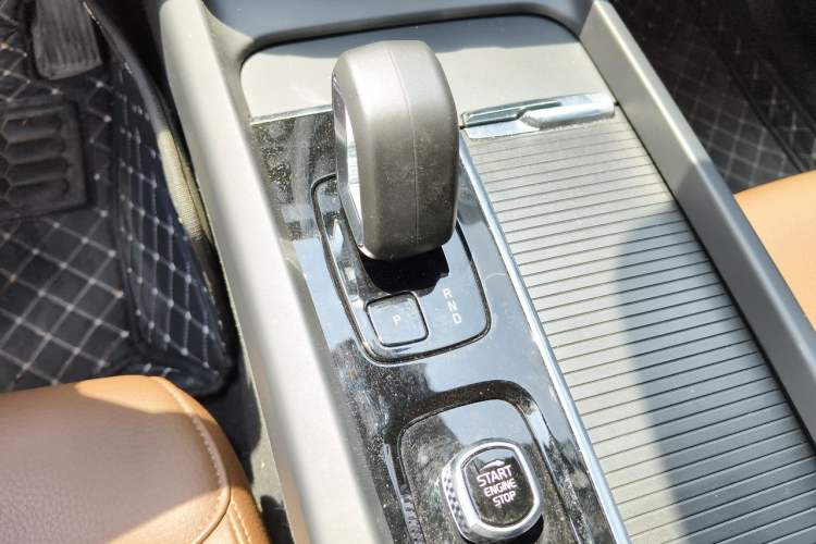 Used Volvo XC60 2025 B5 4x4 Smart Luxury Edition Gear Lever