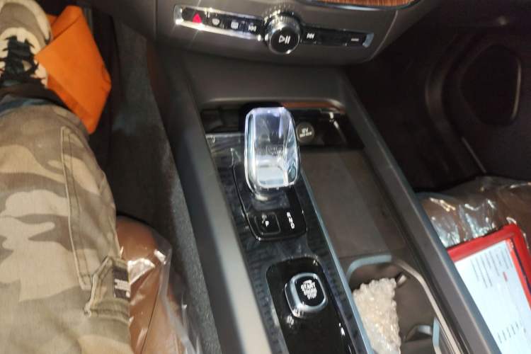 Used Volvo XC60 2025 B5 Four-Wheel Drive Smart & Advanced Luxury Edition Gear Lever