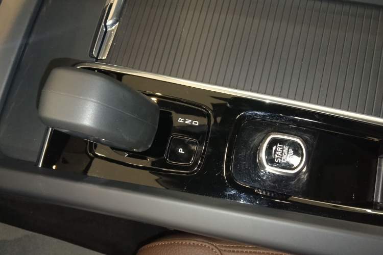 Used Volvo XC60 2025 B5 4x4 Smart Luxury Edition Gear Lever
