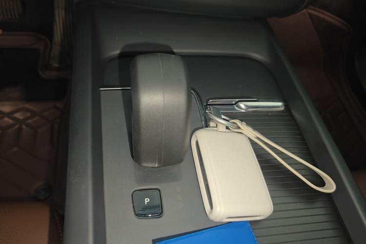 Used Volvo XC60 2025 B5 4x4 Smart Luxury Edition Gear Lever