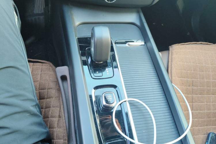 Used Volvo XC60 2025 B5 4x4 Smart Luxury Edition Gear Lever