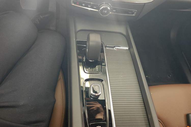 Used Volvo XC60 2025 B5 4x4 Smart Luxury Edition Gear Lever