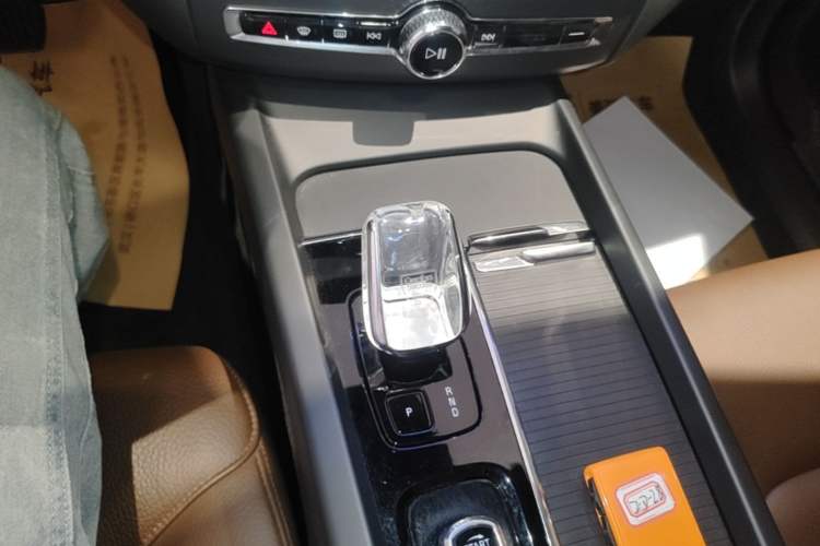 Used Volvo XC60 2025 B5 4x4 Smart Luxury Edition Gear Lever
