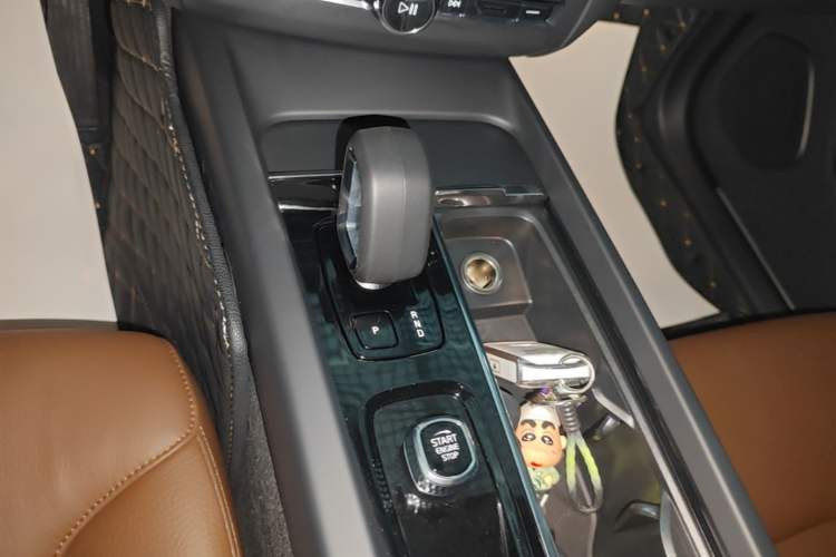 Used Volvo XC60 2025 B5 4x4 Smart Luxury Edition Gear Lever