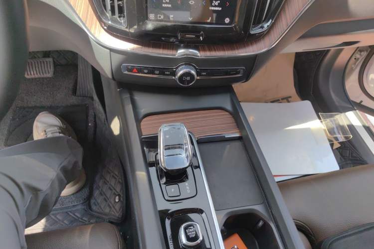 Used Volvo XC60 2025 B5 Four-Wheel Drive Smart & Advanced Luxury Edition Gear Lever
