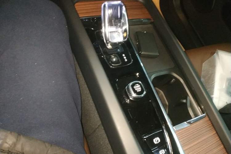 Used Volvo XC60 2025 B5 Four-Wheel Drive Smart & Advanced Luxury Edition Gear Lever