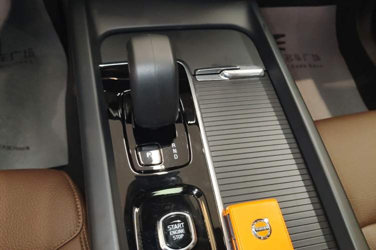 Used Volvo XC60 2025 B5 4x4 Smart Luxury Edition Gear Lever