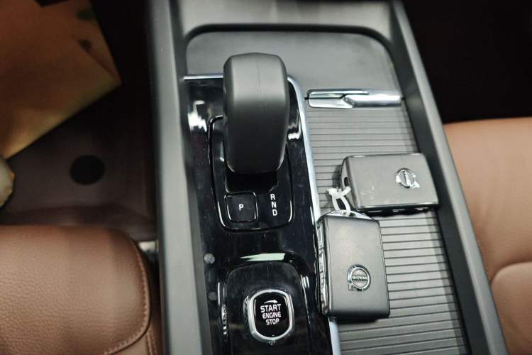 Used Volvo XC60 2025 B5 4x4 Smart Luxury Edition Gear Lever