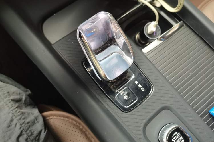 Used Volvo XC60 2025 B5 4x4 Smart Luxury Edition Gear Lever