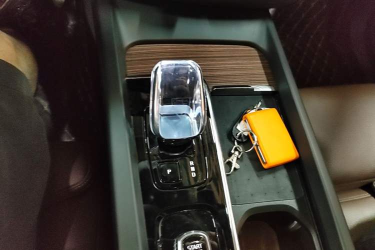 Used Volvo XC60 2025 B5 Four-Wheel Drive Smart & Advanced Luxury Edition Gear Lever