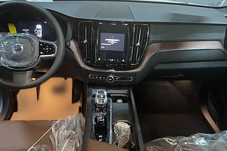 Used Volvo XC60 2025 B5 Four-Wheel Drive Smart & Advanced Luxury Edition Interior 1