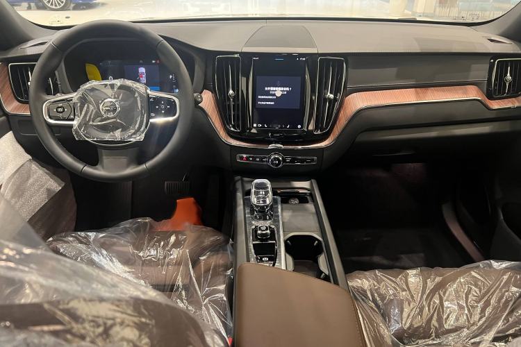 Used Volvo XC60 2025 B5 Four-Wheel Drive Smart & Advanced Luxury Edition Interior 1