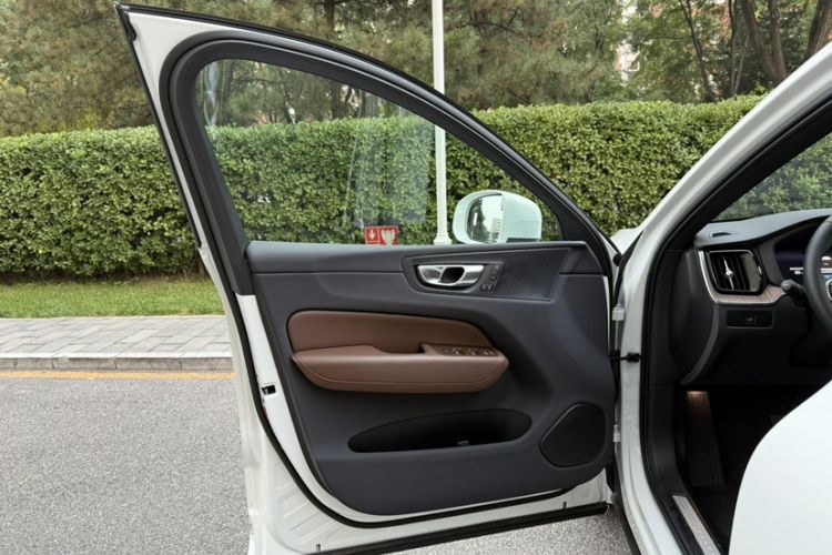 Used Volvo XC60 2025 B5 Four-Wheel Drive Smart & Advanced Luxury Edition Interior 10