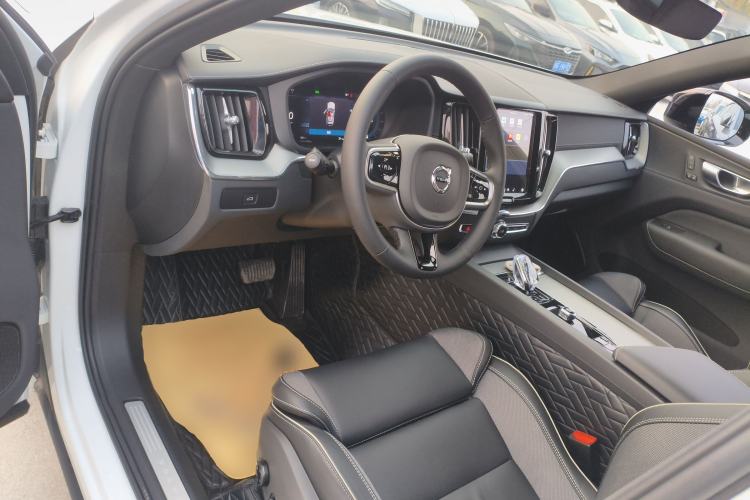 Used Volvo XC60 2025 B5 4x4 Smart & Advanced Sport Edition Interior 2