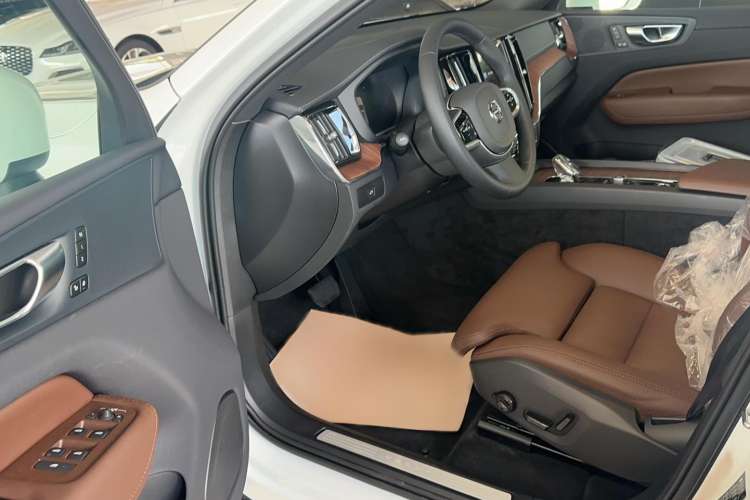 Used Volvo XC60 2025 B5 Four-Wheel Drive Smart & Advanced Luxury Edition Interior 2