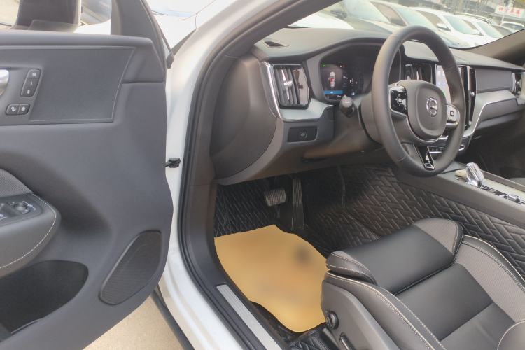 Used Volvo XC60 2025 B5 4x4 Smart & Advanced Sport Edition Interior 3