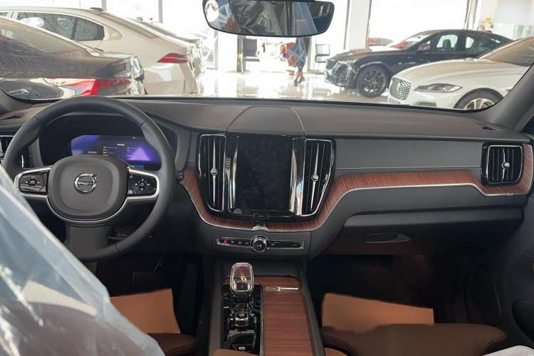 Used Volvo XC60 2025 B5 Four-Wheel Drive Smart & Advanced Luxury Edition Interior 4