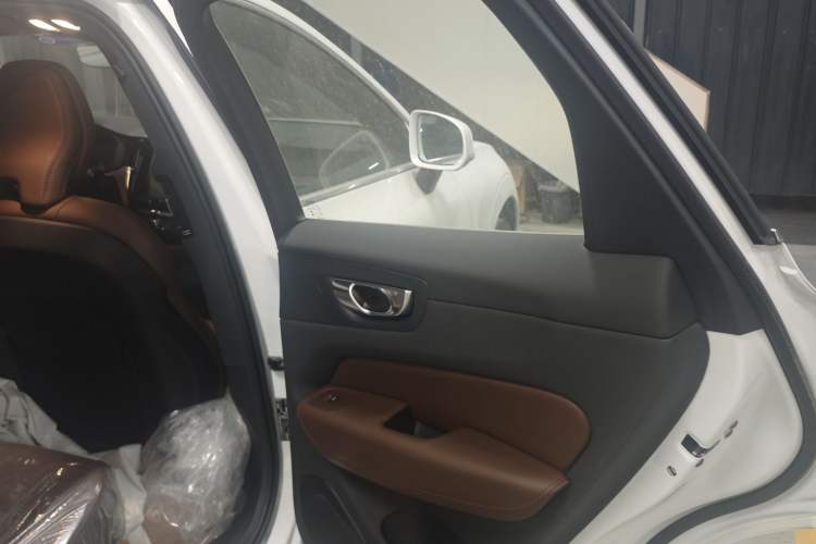 Used Volvo XC60 2025 B5 Four-Wheel Drive Smart & Advanced Luxury Edition Interior 8