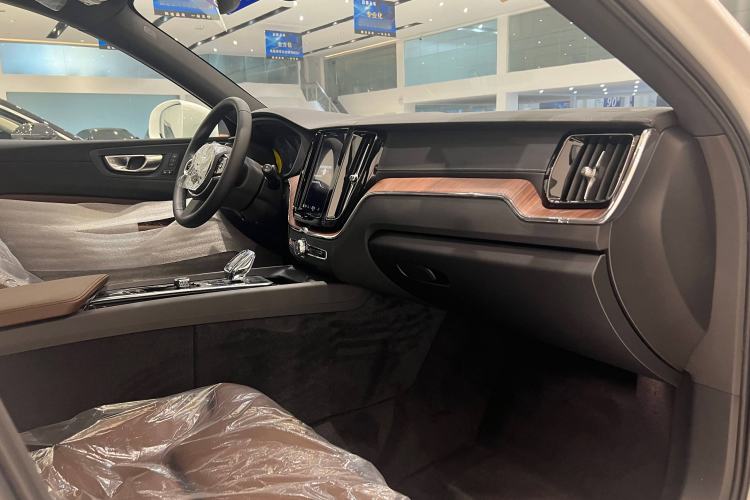 Used Volvo XC60 2025 B5 Four-Wheel Drive Smart & Advanced Luxury Edition Interior 9