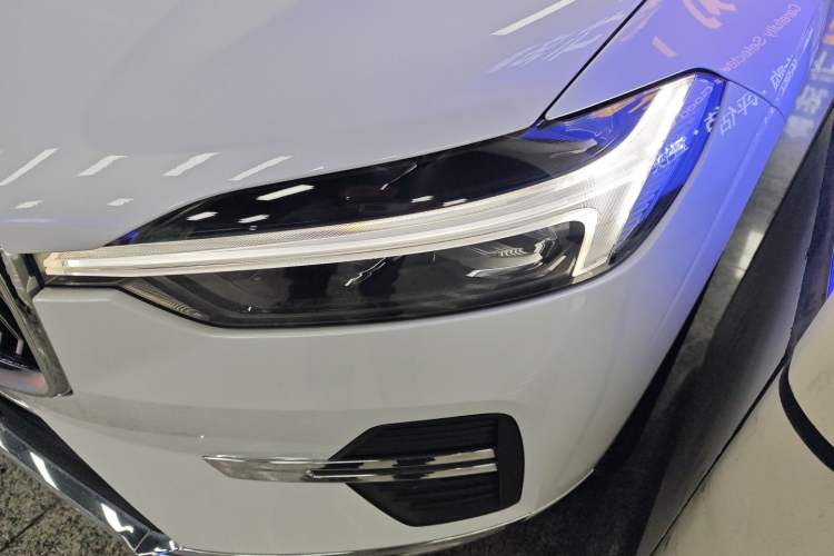 Used Volvo XC60 2025 B5 4x4 Smart Luxury Edition Left Front Headlight