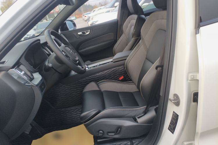 Used Volvo XC60 2025 B5 4x4 Smart & Advanced Sport Edition Left Front Seat
