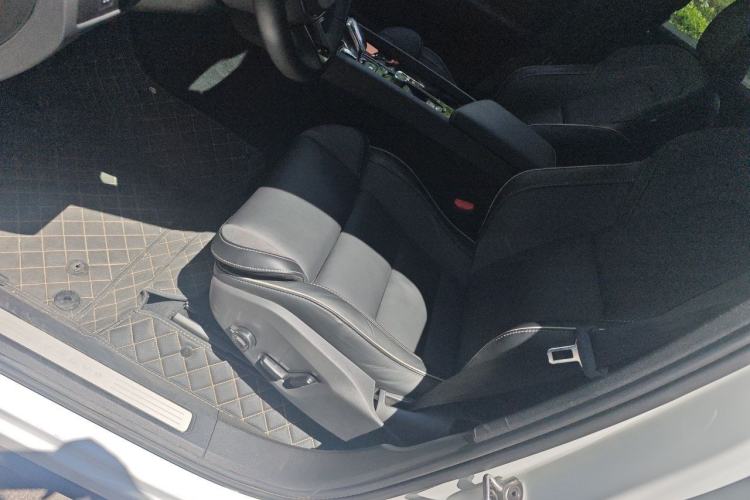 Used Volvo XC60 2025 B5 4x4 Smart & Advanced Sport Edition Left Front Seat