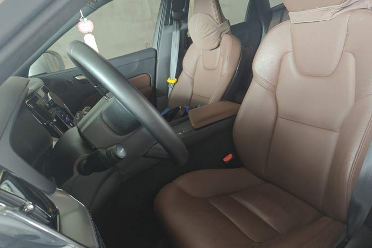 Used Volvo XC60 2025 B5 4x4 Smart Luxury Edition Left Front Seat