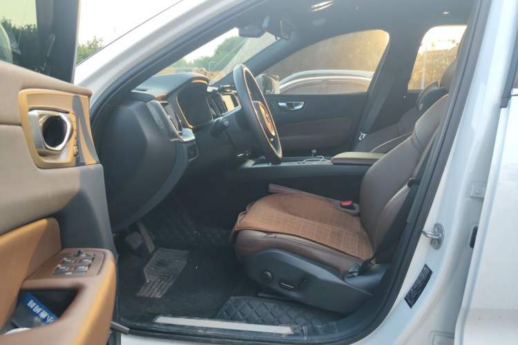 Used Volvo XC60 2025 B5 4x4 Smart Luxury Edition Left Front Seat